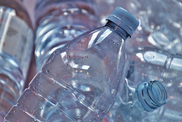 bottiglie plastica salute acqua cibo