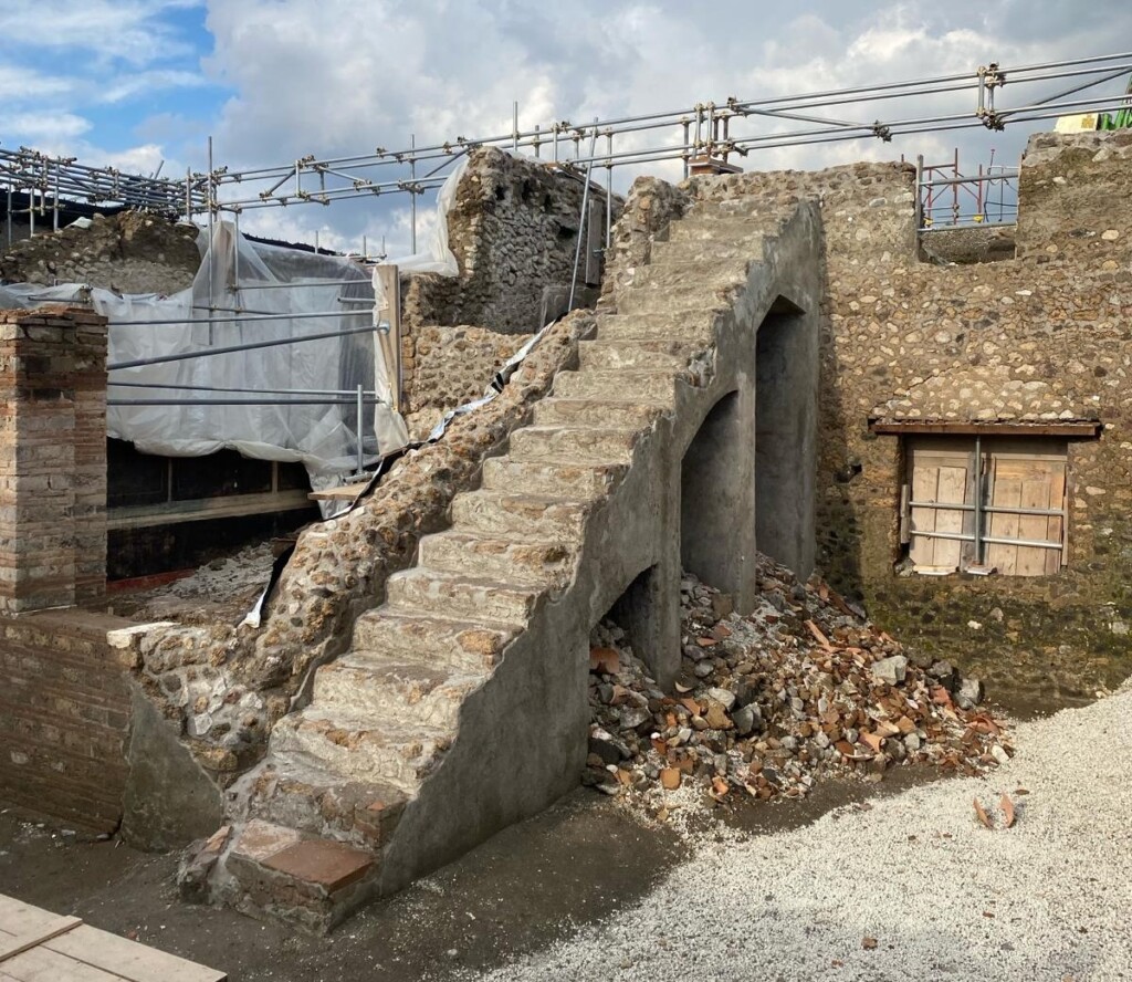 cumuli di materiale edilizio nel cortile sotto la scala cantiere Regio IX - 2