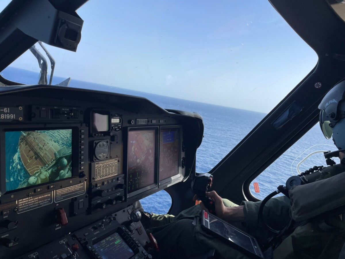 Aeronautica Militare: elicottero recupera un marittimo da una ...