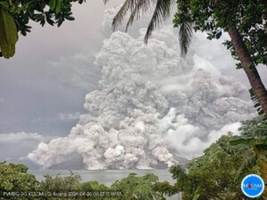 eruzione vulcano ruang