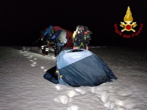 escursionisti bloccati tenda neve