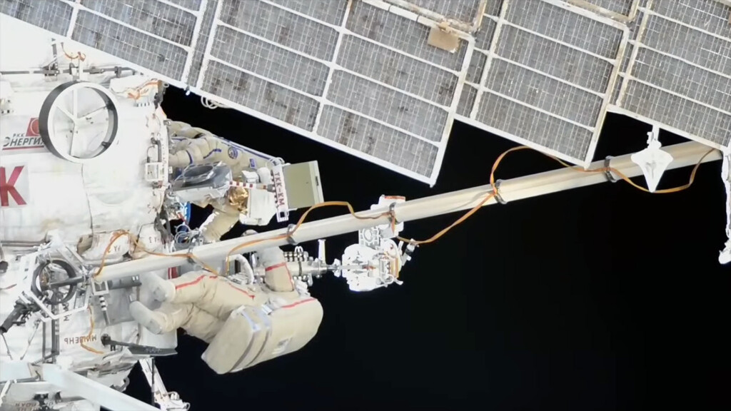 passeggiata spaziale cosmonauti russi