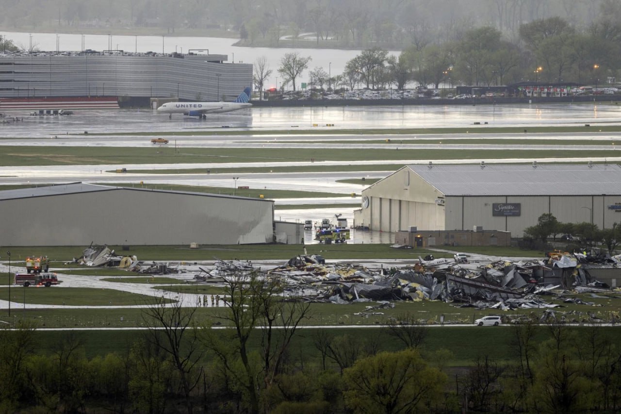 tornado danni aeroporto Omaha