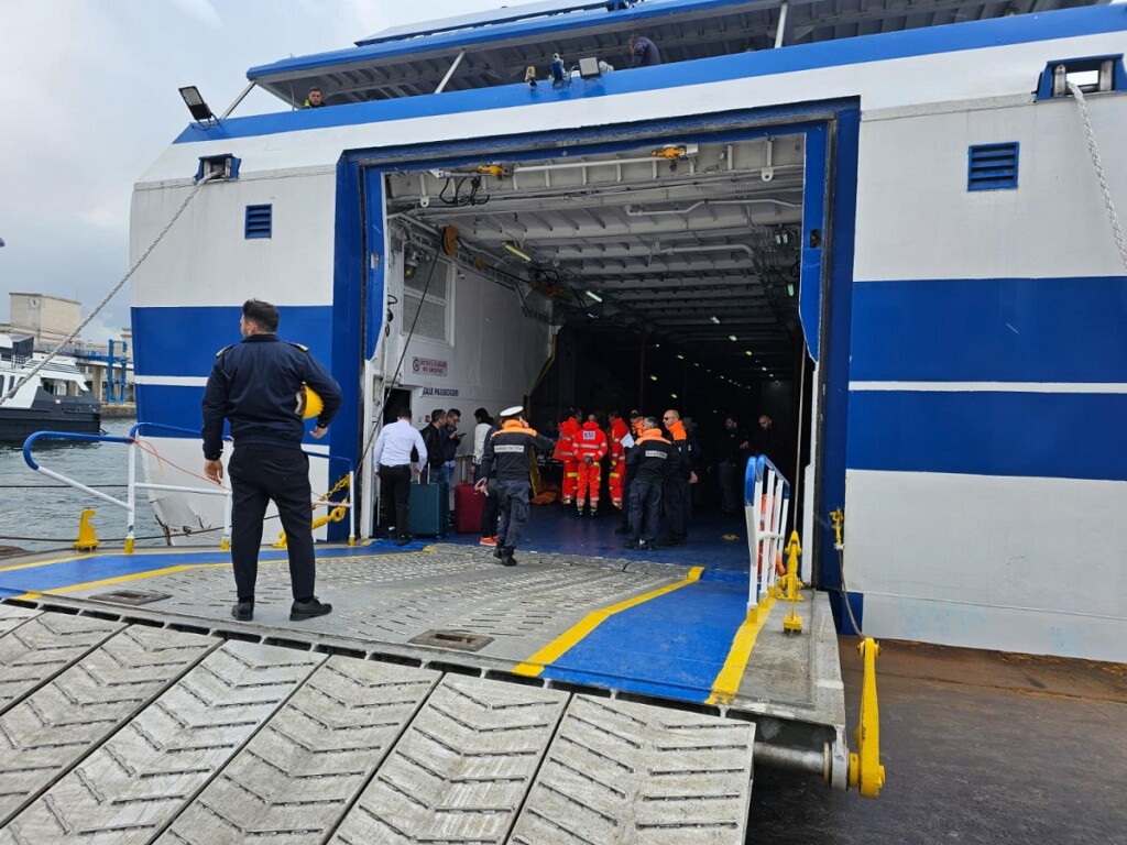 traghetto nave banchina napoli