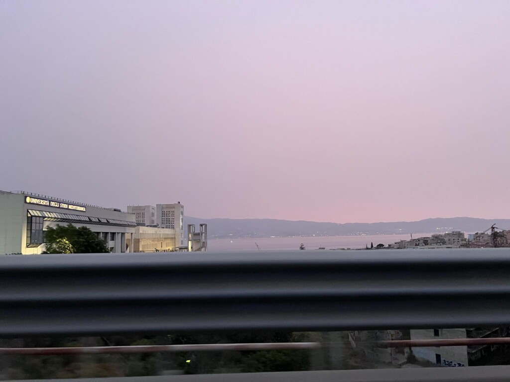 cielo rosa stretto di messina 17 maggio 2024