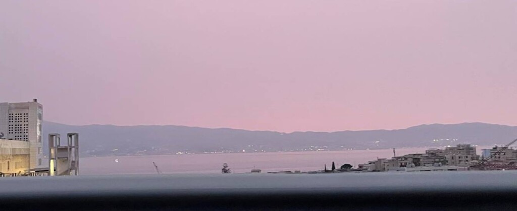 cielo rosa stretto di messina 17 maggio 2024