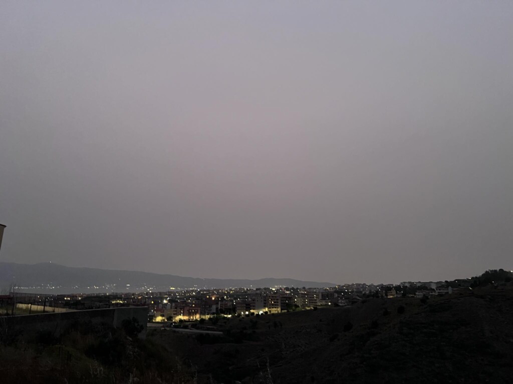 cielo rosa stretto di messina 17 maggio 2024