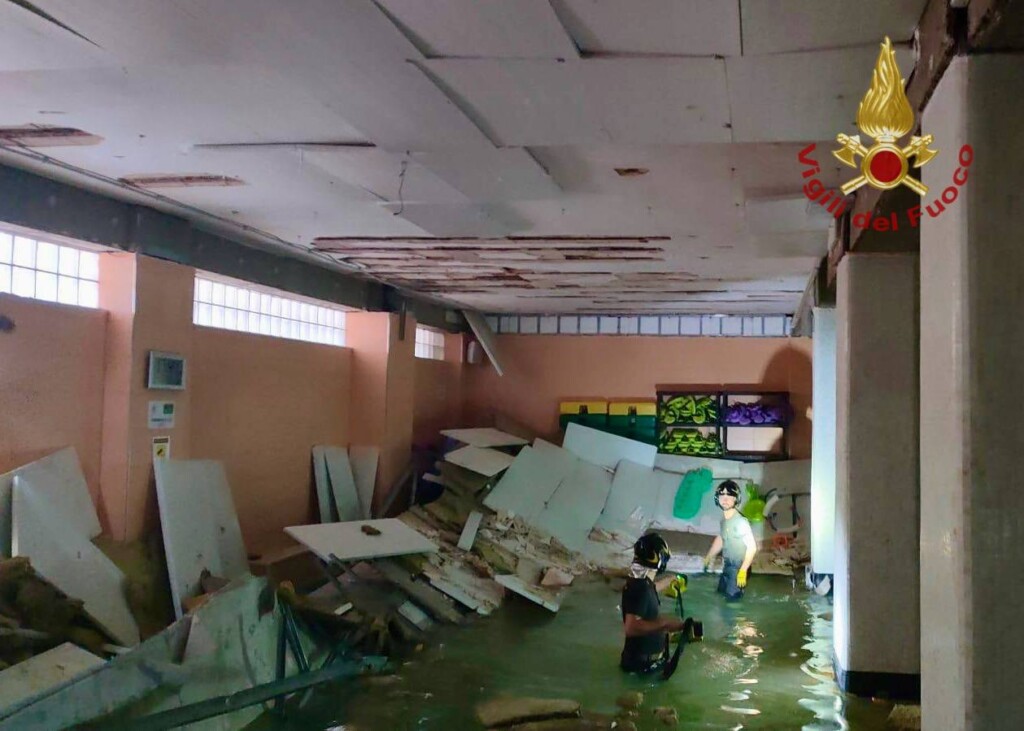crollo controsoffitto piscina bari