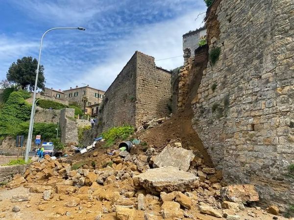 crollo mura volterra