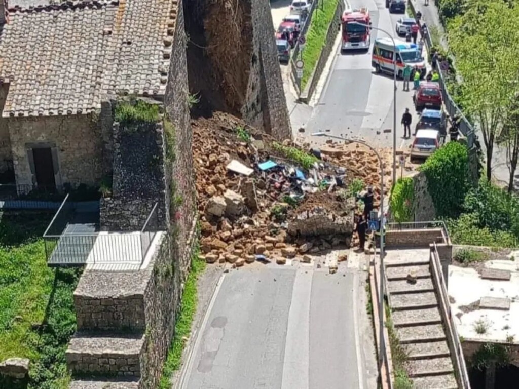 crollo mura volterra