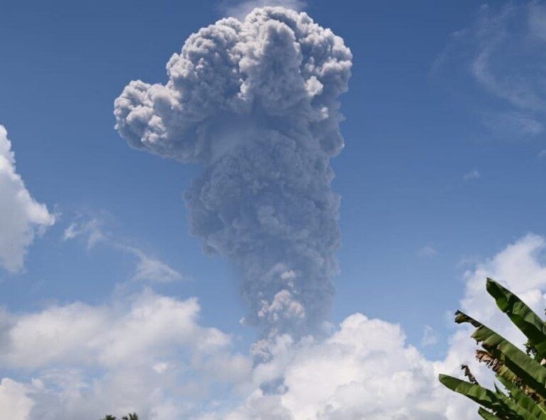 eruzione monte Ibu Halmahera Indonesia
