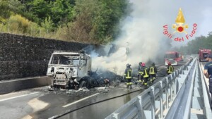 incendio tir a2 salerno reggio