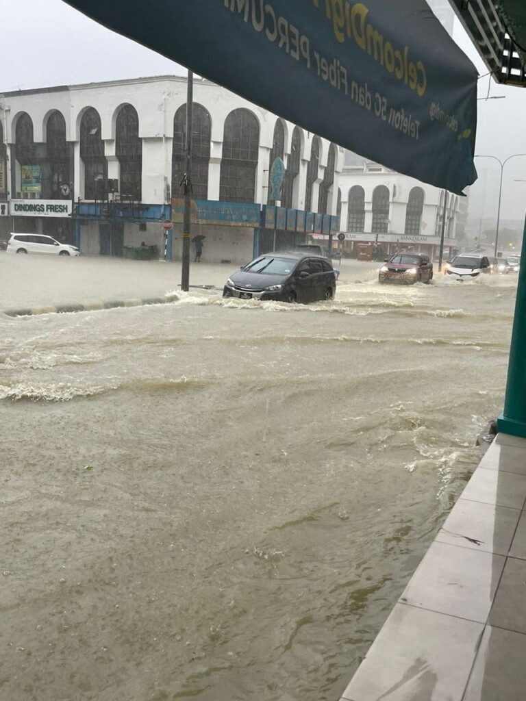 malesia alluvioni lampo