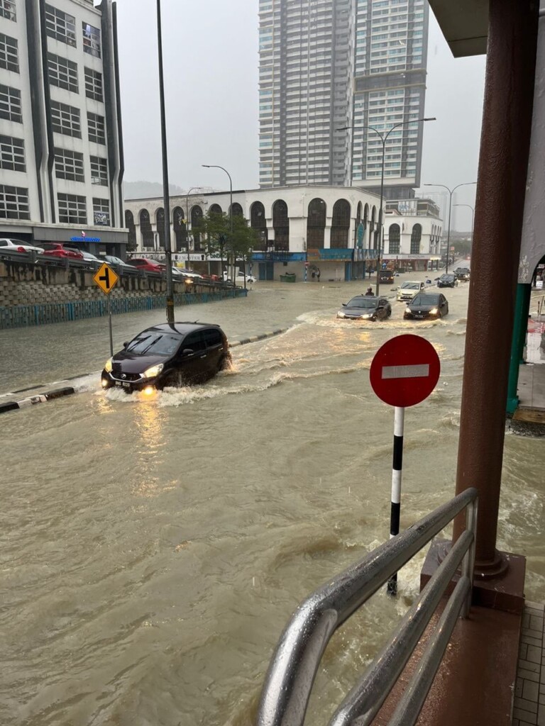 malesia alluvioni lampo