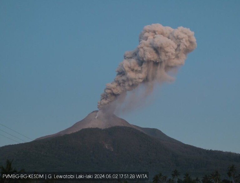 eruzione vulcano lewotobi indonesia