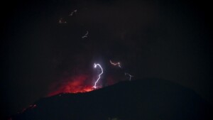 eruzione vulcano indonesia monte ibu
