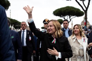 festa della repubblica roma pioggia freddo meloni foto