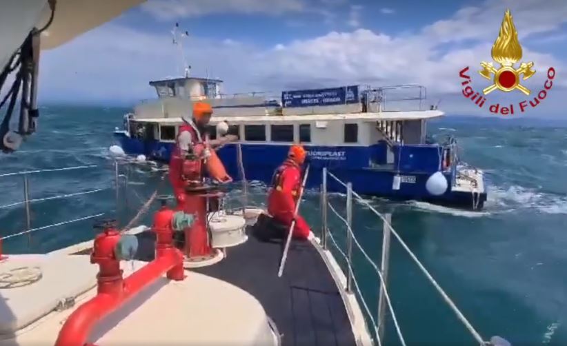 Imbarcazione rischia di affondare a Grado, salvate 76 persone | FOTO e VIDEO