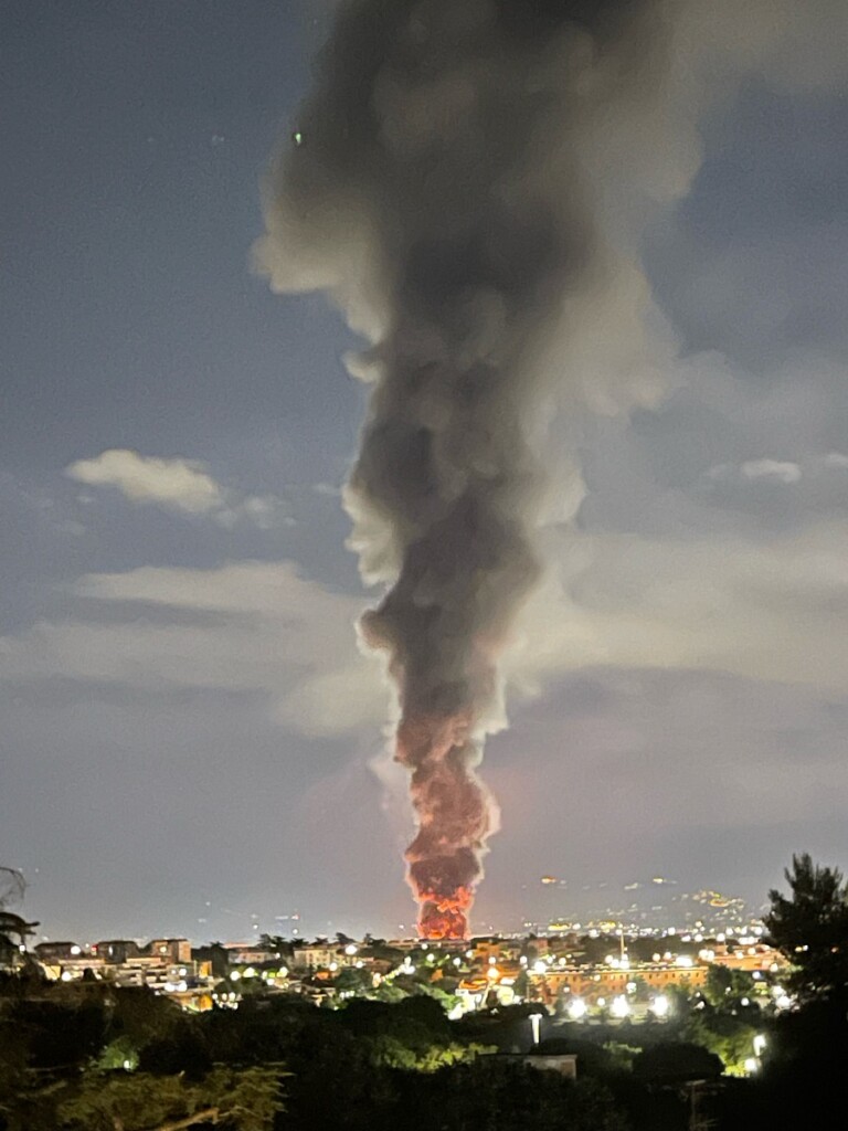 incendio roma notte