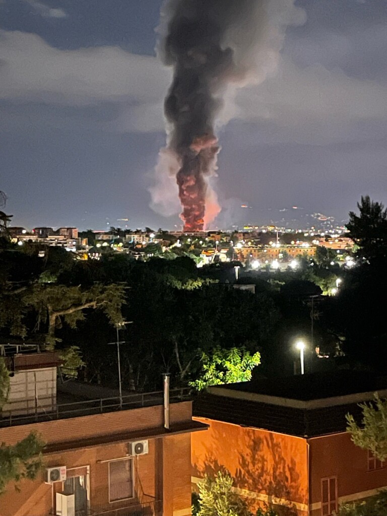 incendio roma notte