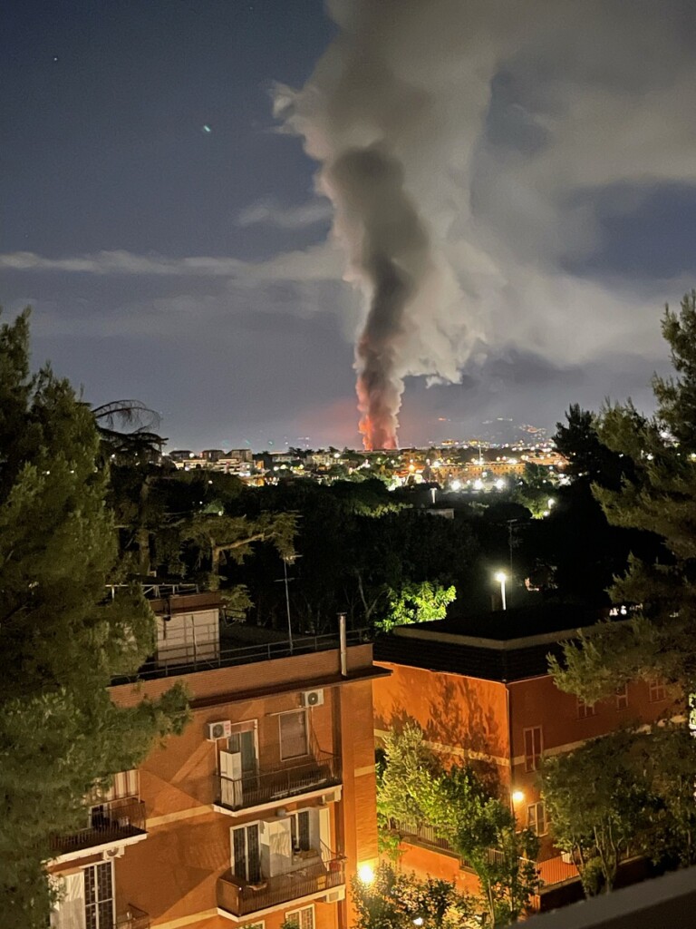 incendio roma notte