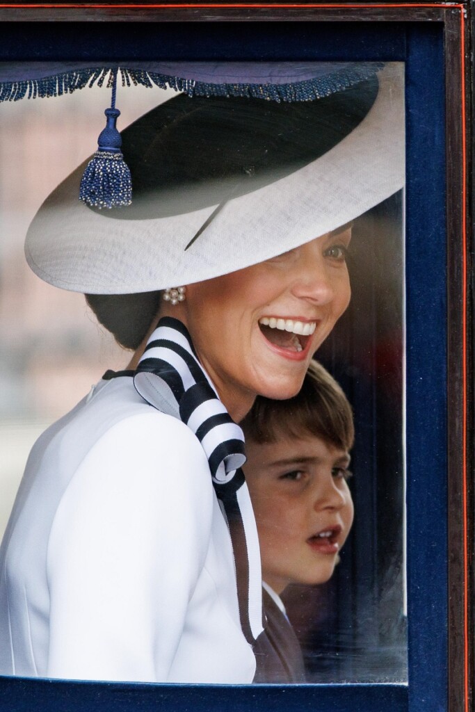 kate oggi foto pubblico parata