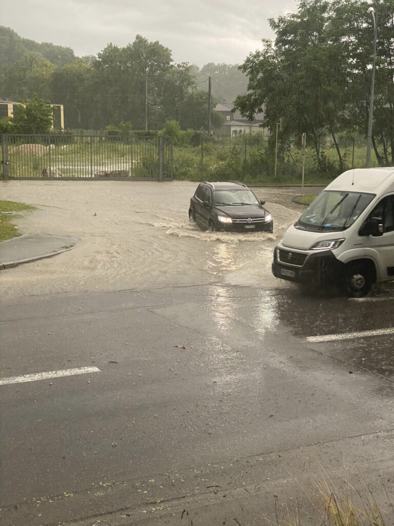 maltempo francia St-Julien-en-Genevois Alta Savoia