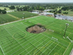 voragine illinois campo da calcio