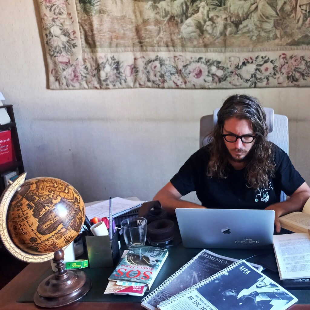 Andrea Murdock Alpini mentre studia documentazione utile alle esplorazioni subacquee