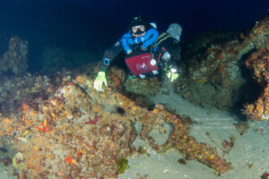 Andrea Murdock Alpinni (PHY DIVING) con l'imponente ceppo dell'ancora romana ritrovata. Foto di Marco Mori