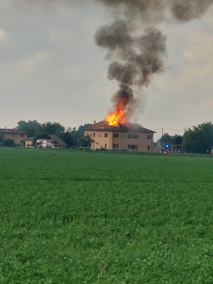 fulmine incendio granarolo emilia romagna