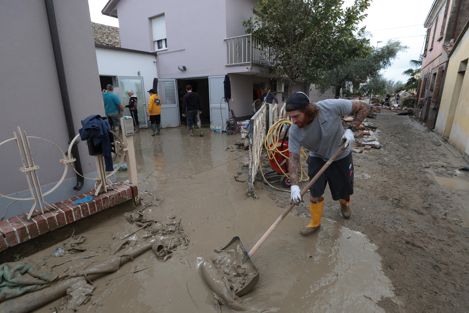 Alluvione Emilia Romagna, a Traversara si spala il fango e arrivano gli psicologi