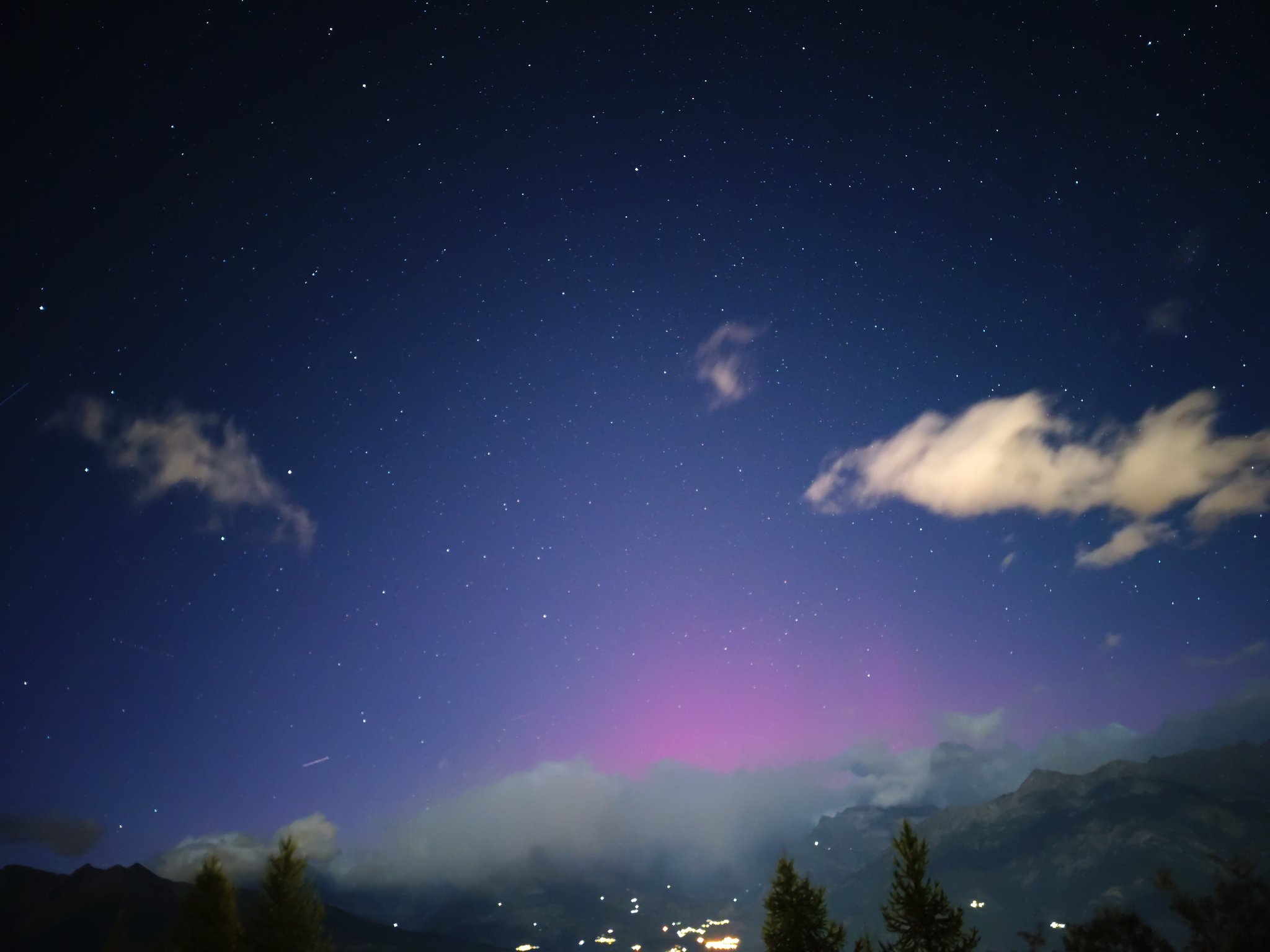 Tempesta geomagnetica G3 in atto: l’aurora boreale raggiunge anche l’Italia | FOTO