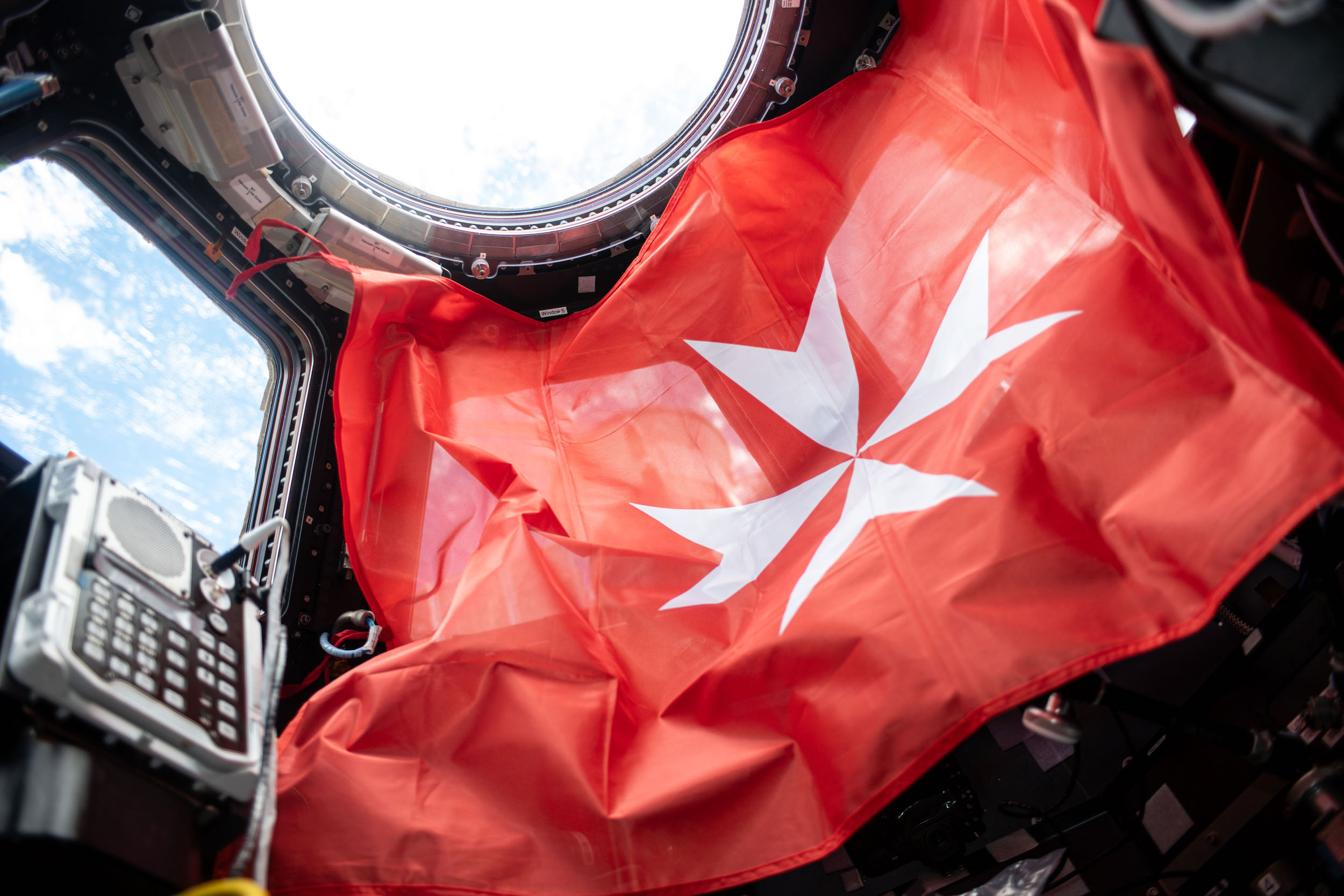 Ordine di Malta: la bandiera torna a casa dopo la missione spaziale Axiom 3 | FOTO