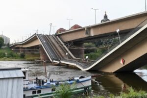 crollo ponte carola dresda germania