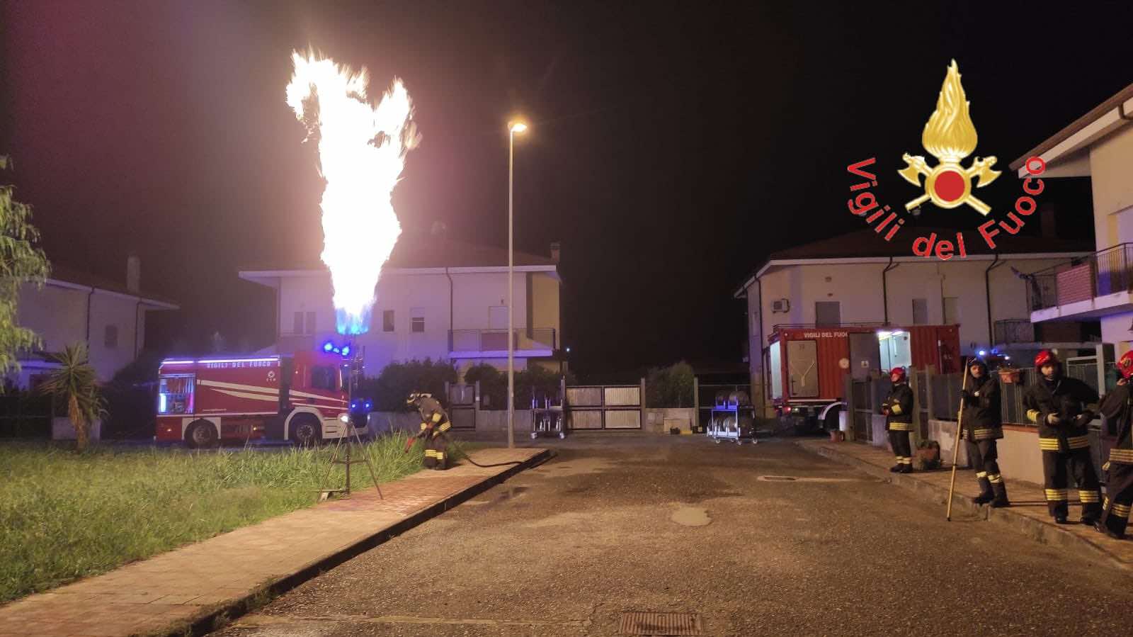 Fuga di gas da un bombolone interrato, intervento nel Catanzarese | FOTO e VIDEO