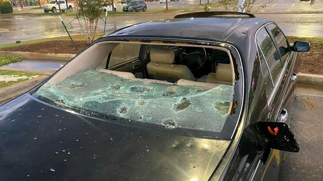Maltempo estremo negli USA, grandinata devastante a Oklahoma City: centinaia di auto distrutte | FOTO e VIDEO