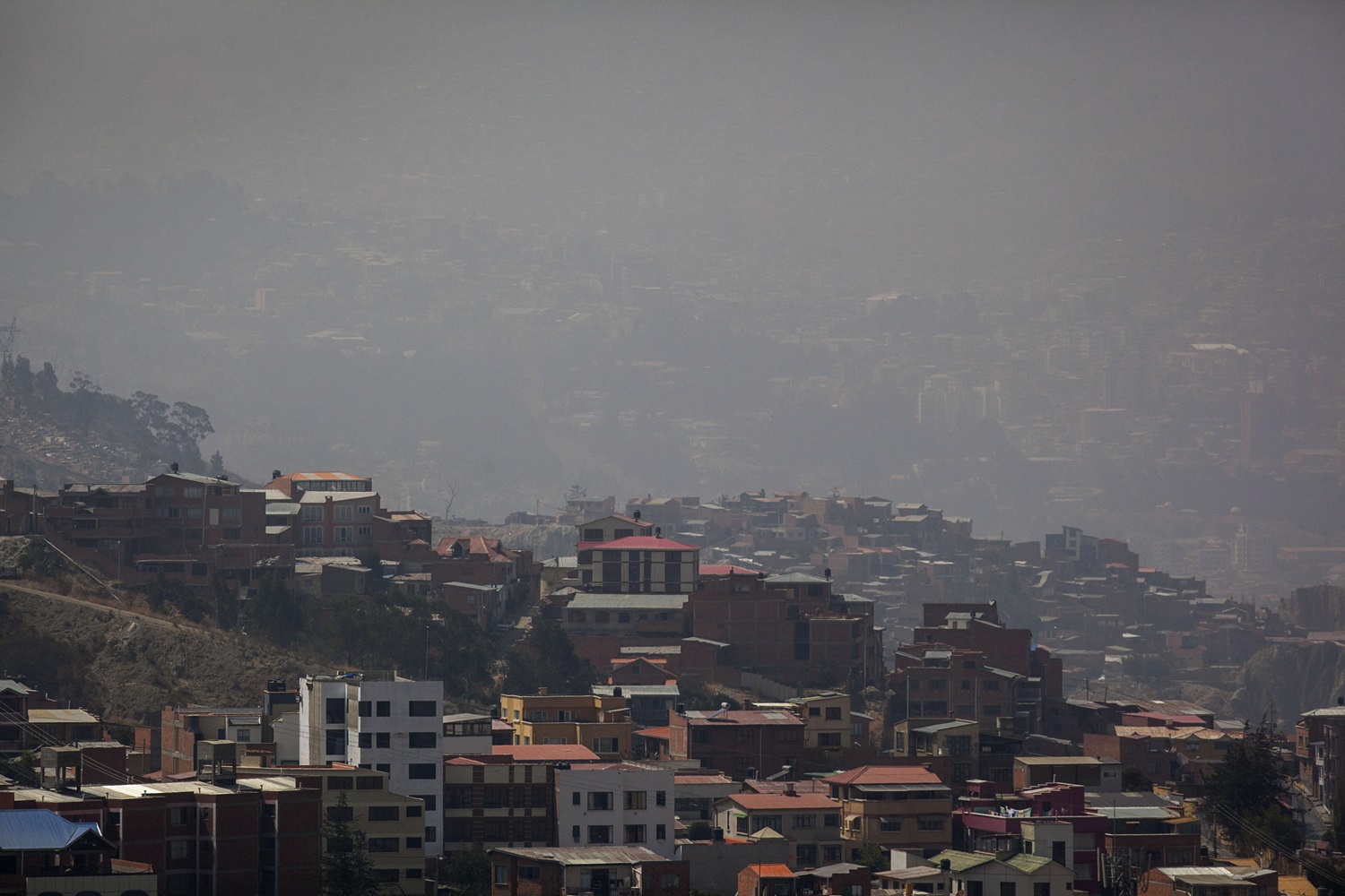 Emergenza incendi in Bolivia: sospesi i decolli da un aeroporto