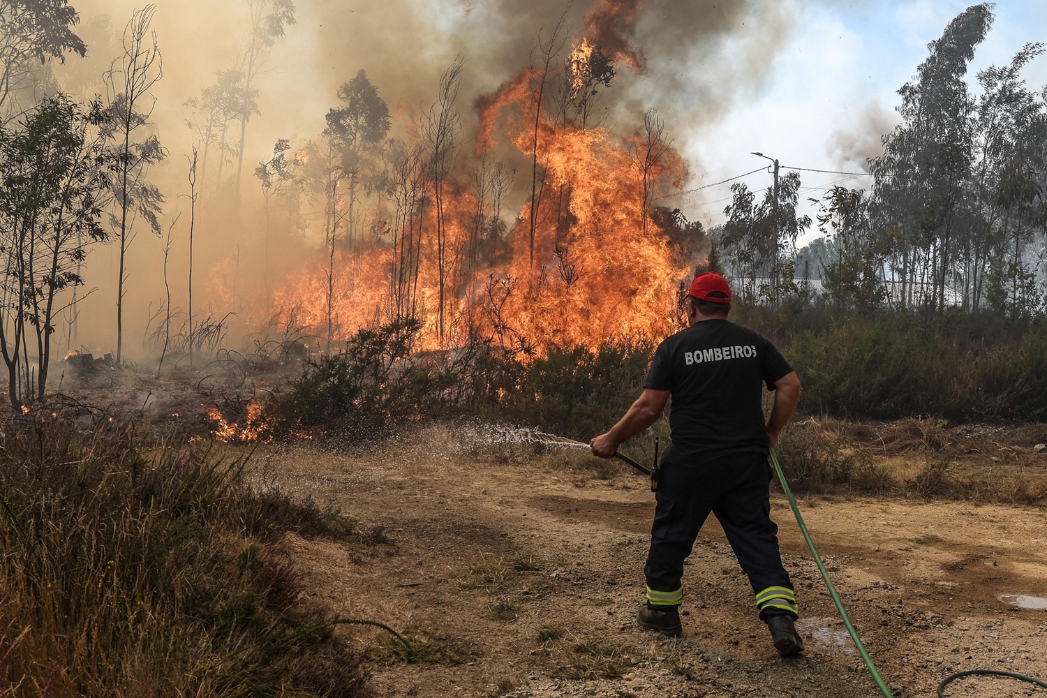 Portogallo, rinnovato lo stato di allerta per gli incendi: “peggioramento delle condizioni nei prossimi giorni”