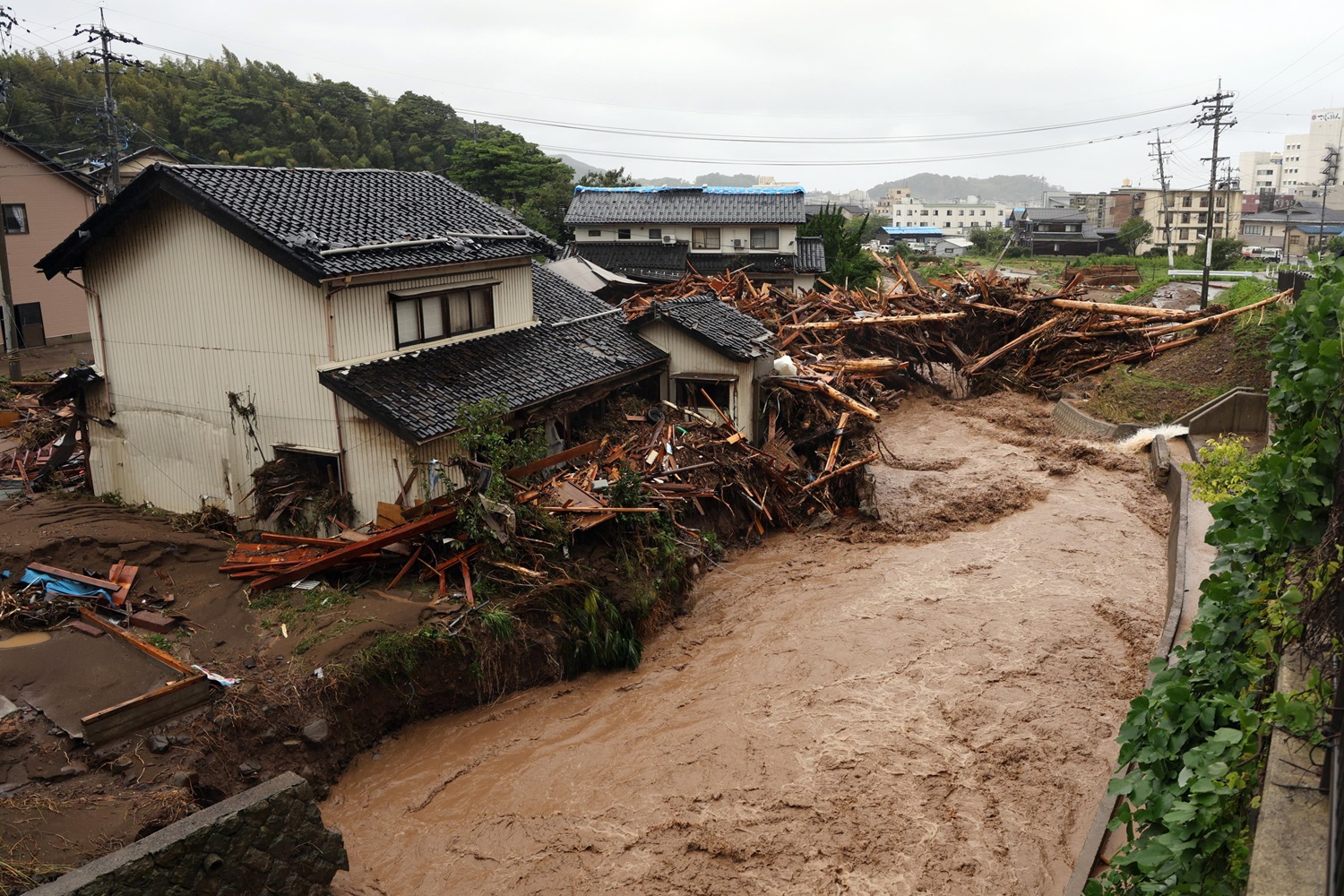 Inondazioni e frane in Giappone, 6 morti. Piogge torrenziali anche in Corea del Sud | FOTO