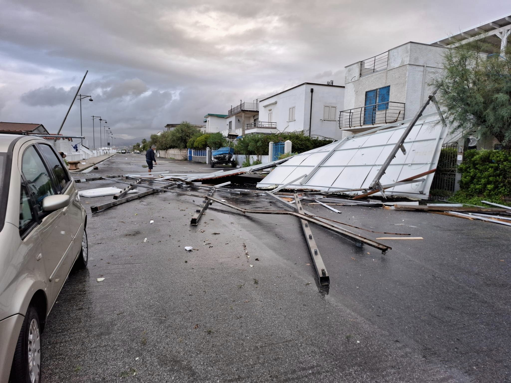 Maltempo, flagellato il litorale tirrenico della Calabria: tornado al largo di San Lucido, pesanti danni | FOTO