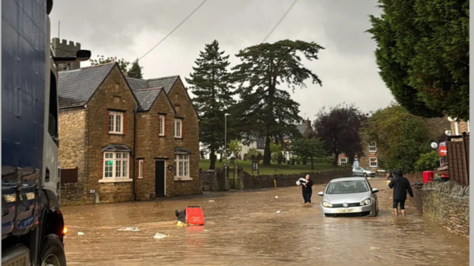 Maltempo Regno Unito: strade e case allagate in Inghilterra, tornado a Luton | FOTO e VIDEO