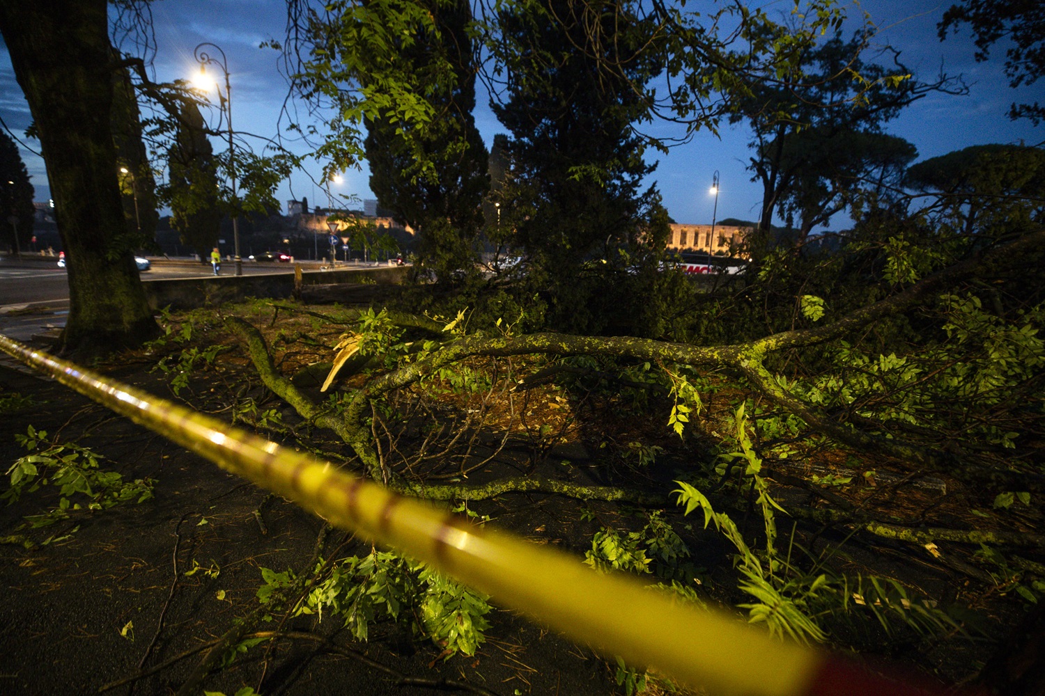 Maltempo, violento temporale travolge Roma nella notte: pioggia, vento forte e allagamenti