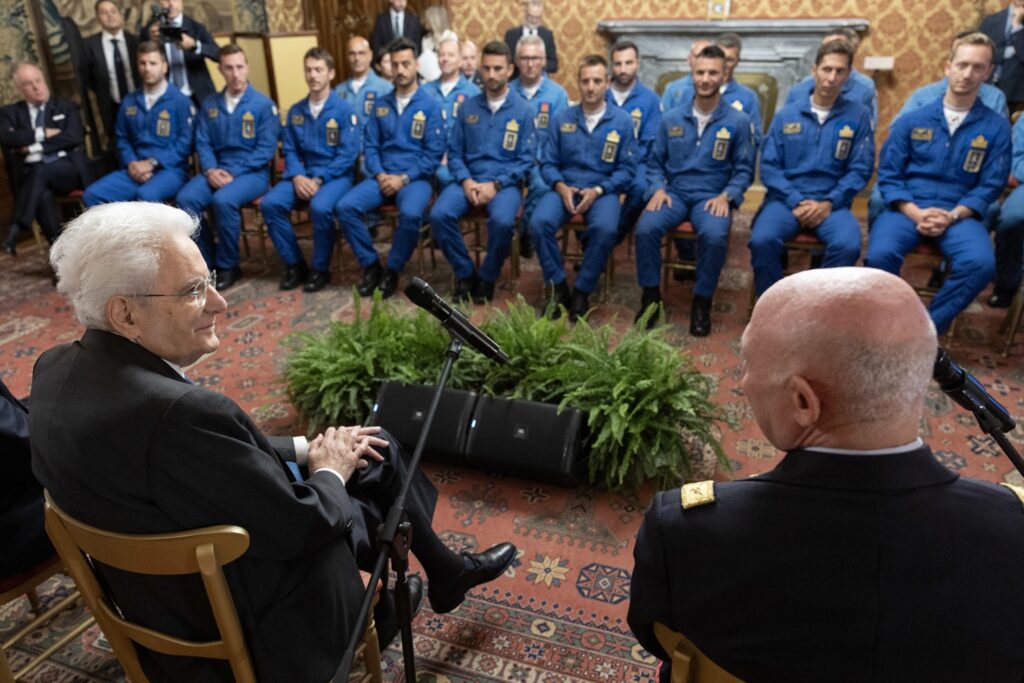 Mattarella riceve piloti della pattuglia acrobatica nazionale
