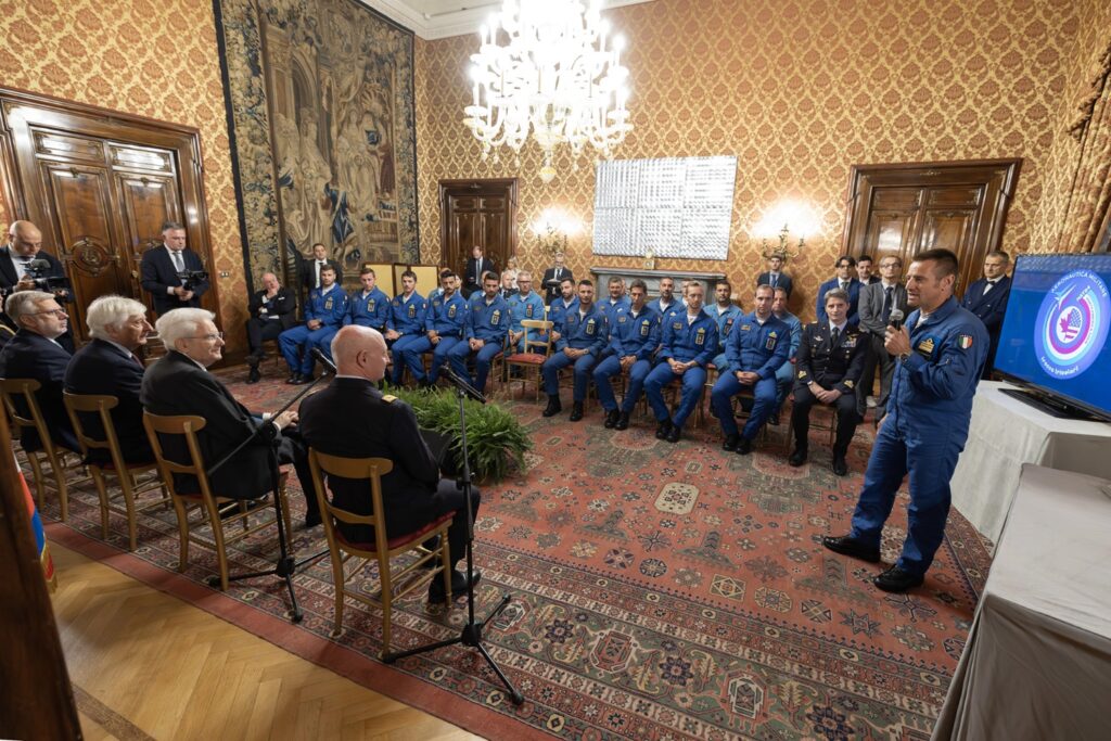 Mattarella riceve piloti della pattuglia acrobatica nazionale