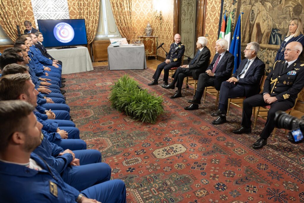 Mattarella riceve piloti della pattuglia acrobatica nazionale