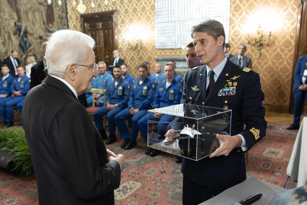 Mattarella riceve piloti della pattuglia acrobatica nazionale