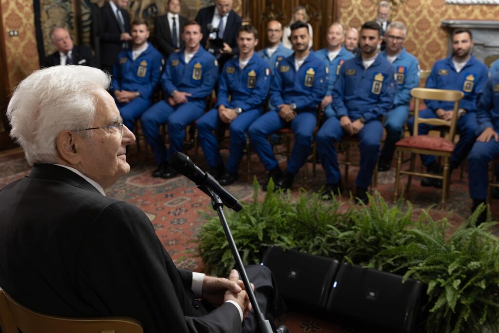 Mattarella riceve piloti della pattuglia acrobatica nazionale