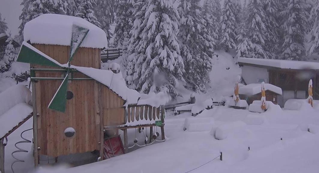 Neve, accumuli incredibili sulle Alpi: tutto bianco a 600 metri di quota nel Tirolo, rilievi seppelliti | FOTO e VIDEO