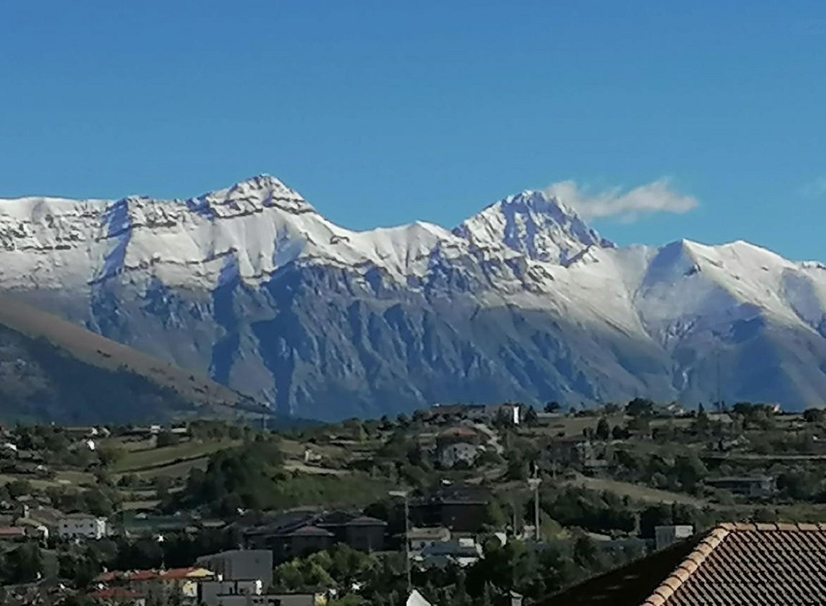 L’incanto della neve sulle cime del Gran Sasso | FOTO